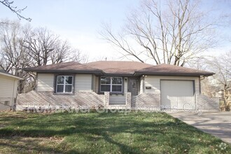 Building Photo - 8205 NE 51st St