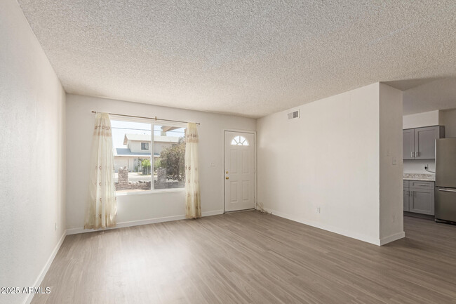 Foto del edificio - 2434 E Maryland Dr