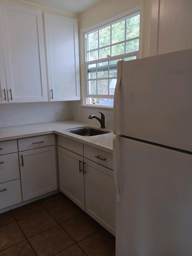 Kitchen - 4365 Elm Ave