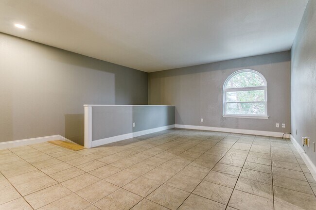 Foto del edificio - 2-BEDROOM CONDO AT OLMOS PARK TOWNHOMES