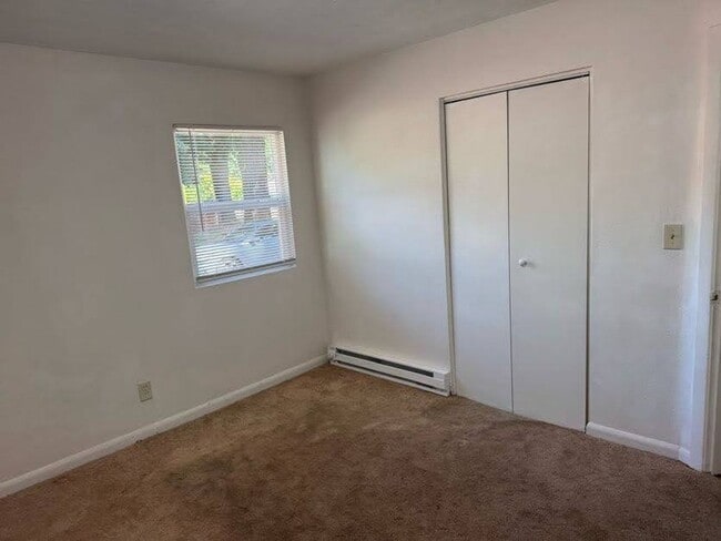 Building Photo - 4 Bedroom home