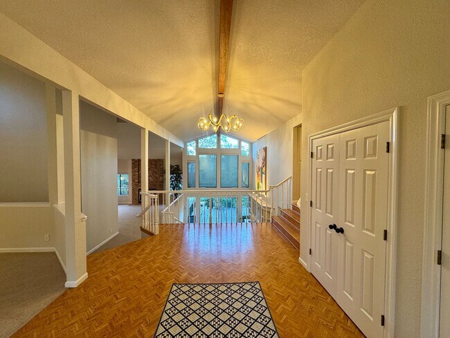 Foto del edificio - Gorgeous Split-Level Home with Great Locat...