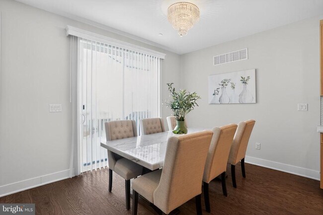 Building Photo - 214 Iris Ln