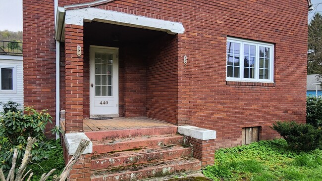 Foto del edificio - Four Bedroom Single Family home in Derreck...