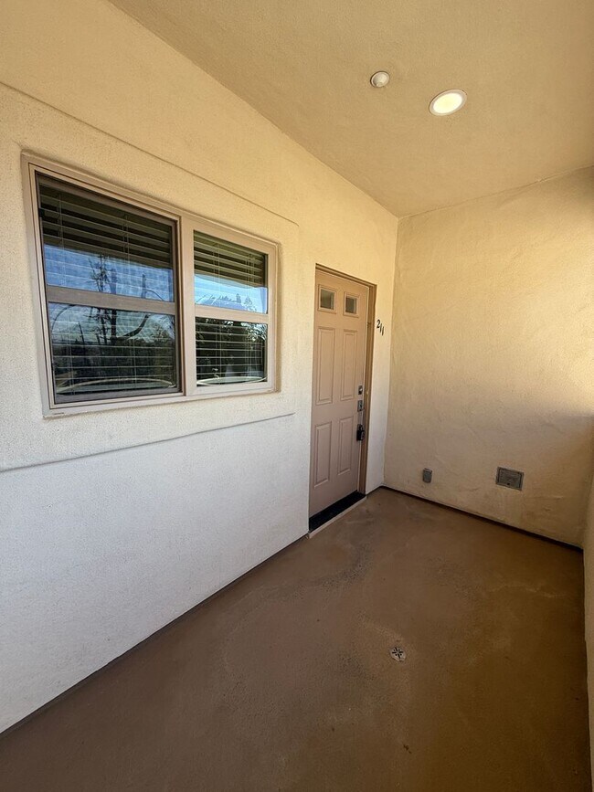 Building Photo - B11110E