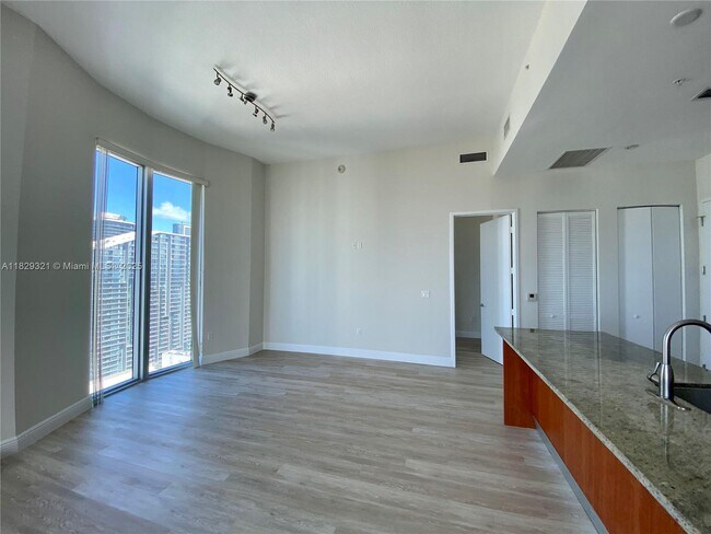Foto del edificio - 185 SW 7th St