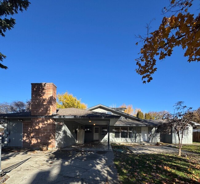 Foto del edificio - Expansive Updated Home with Creek Views & Prime Location