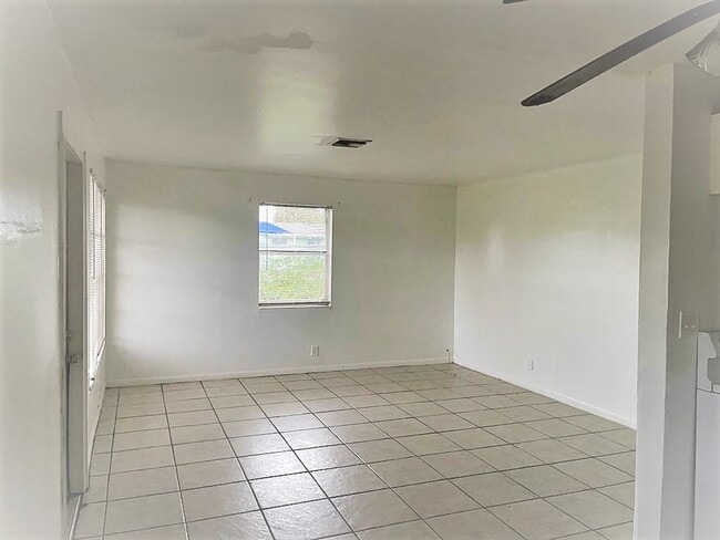 Foto del edificio - Cute 3 Bedroom House with Carport