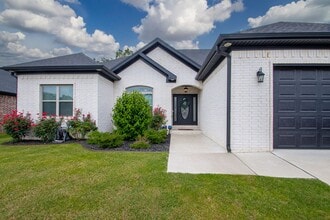 Building Photo - 9025 Wooddale Dr