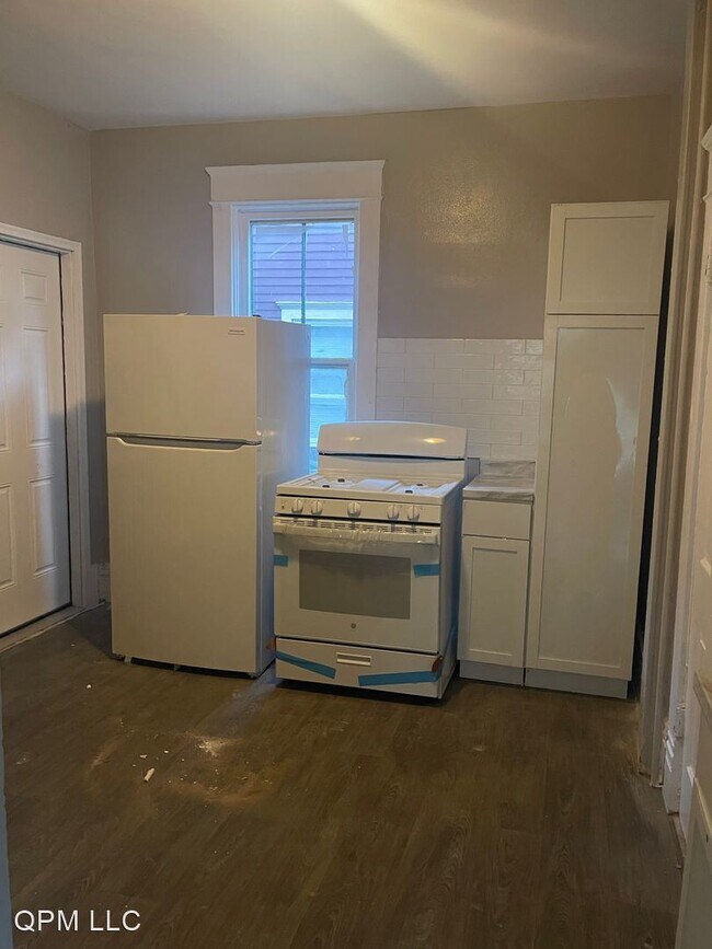 Building Photo - 4 br, 1 bath House - 154 George St. W