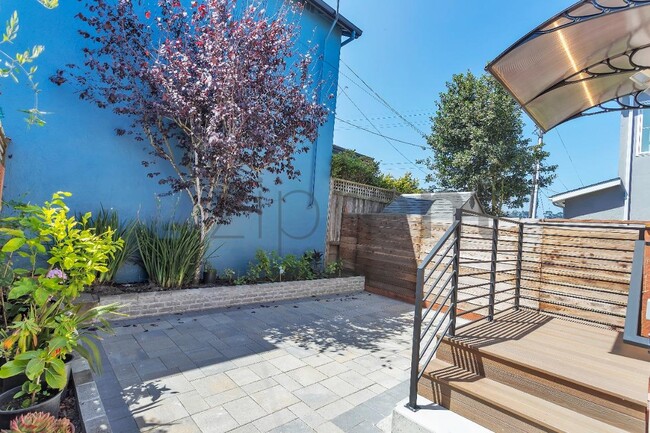 Building Photo - Unit