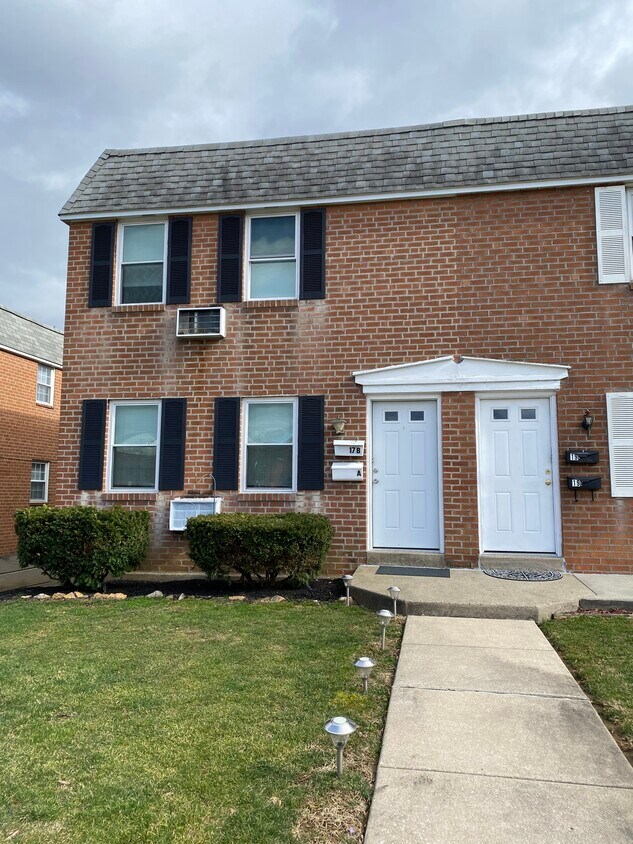 Primary Photo - 17 S Manor Rd