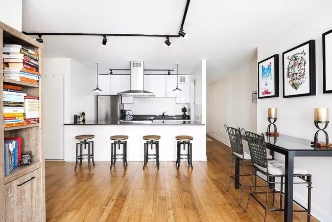 Building Photo - 3 bedroom in NEW YORK NY 10011