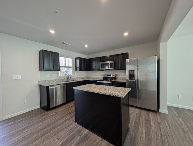 Building Photo - Pristine Townhome located in the North End Commons Community!