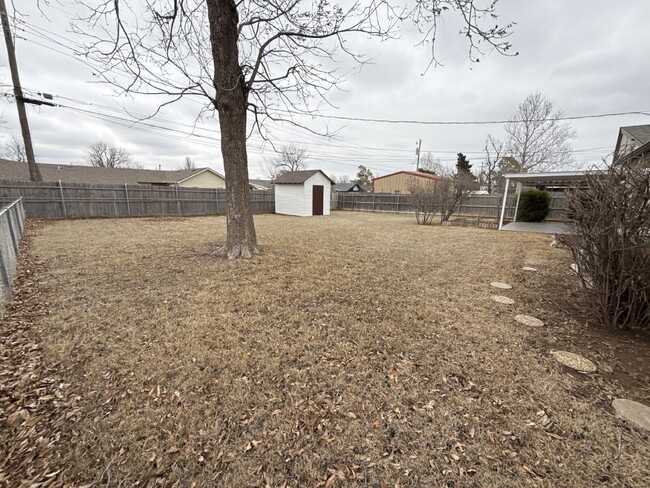 Building Photo - "Charming Space in Yukon, OK!"