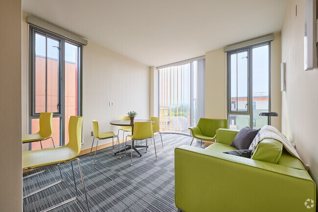 Foto del edificio - Central Collegetown - College Townhouse