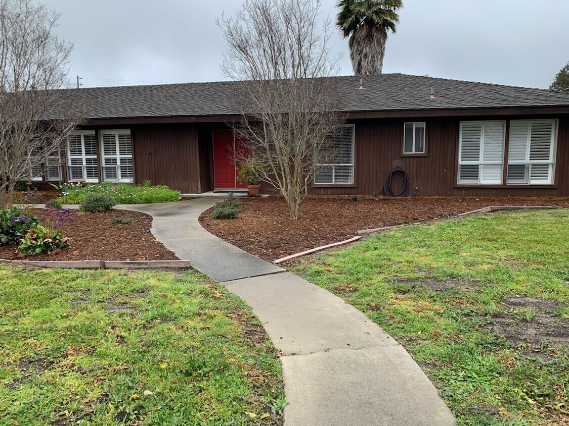 Primary Photo - Great 4 bedroom 2 Bath Home located in the...