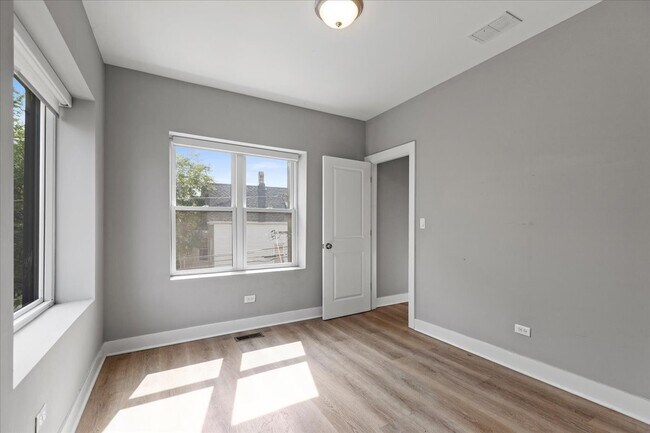 Foto del edificio - 3701 W Diversey Ave