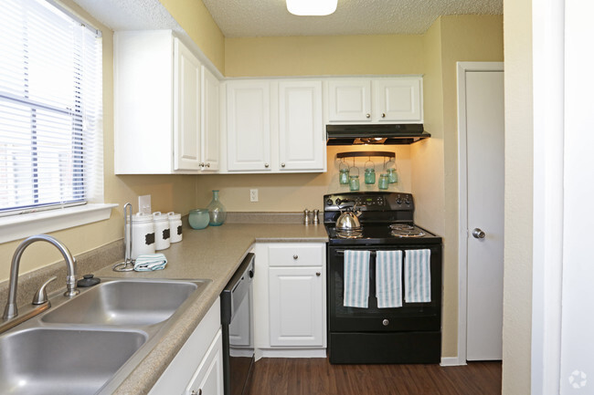 1BR,1BA - 674SF - KITCHEN - Creekside Village Apartments