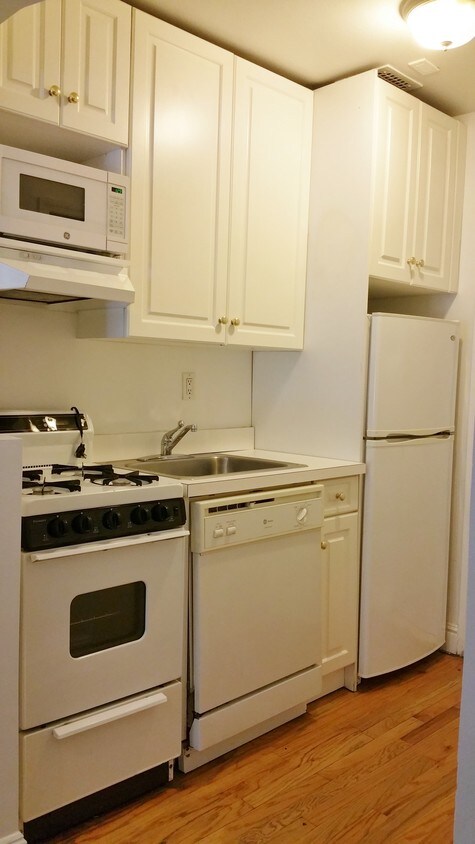Foto principal - 313 E 74th St