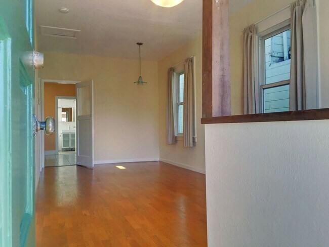Foto del edificio - Updated 2 Bed, 1 Bath Cottage Style Single...