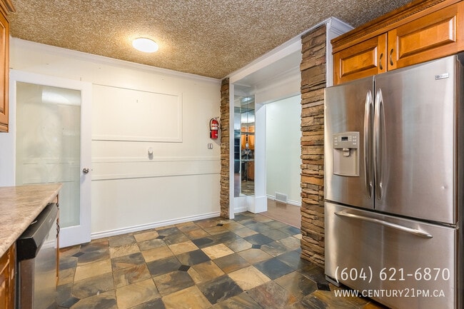 Building Photo - 2088 Majestic Crescent