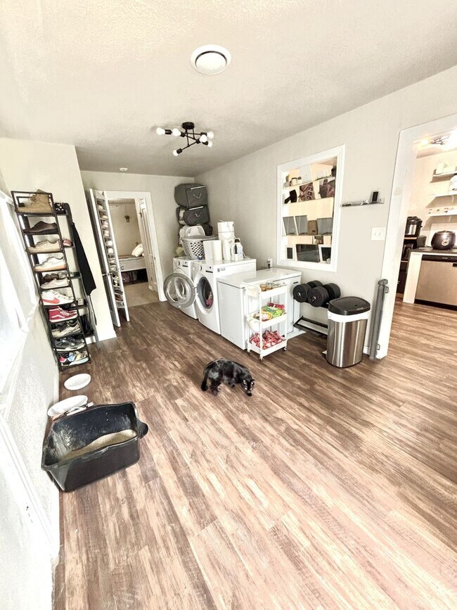 Foto del edificio - Updated 3-bedroom house with HUGE YARD!!