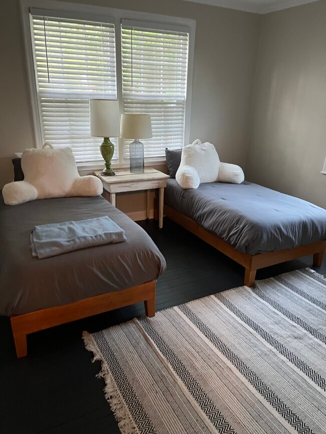 Building Photo - 611 Greenway Dr