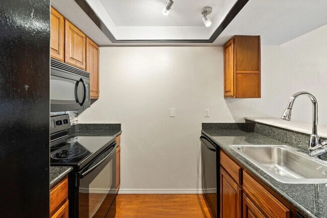 Building Photo - 2 Bedroom Condo with Boat Slip in Bigfork