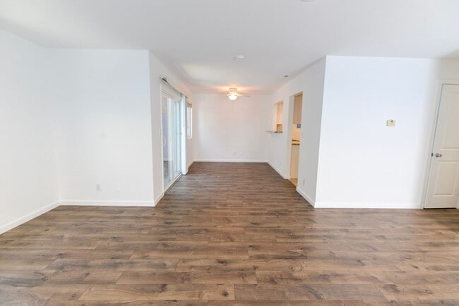 Building Photo - 257 Avenida Victoria