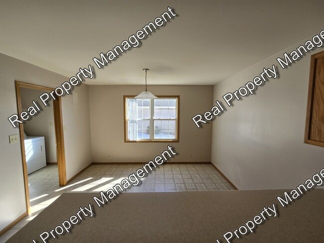 Building Photo - Spacious Three Bedroom Townhome