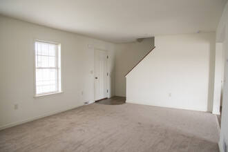 Building Photo - 320 Meadow View Dr