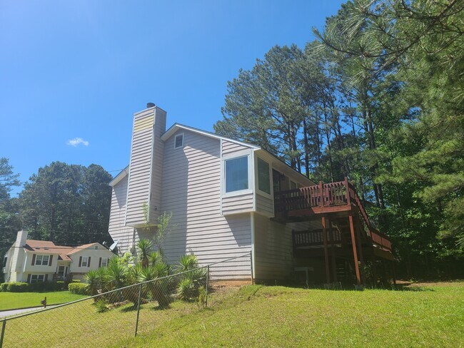 Building Photo - 5515 Hillcrest Dr