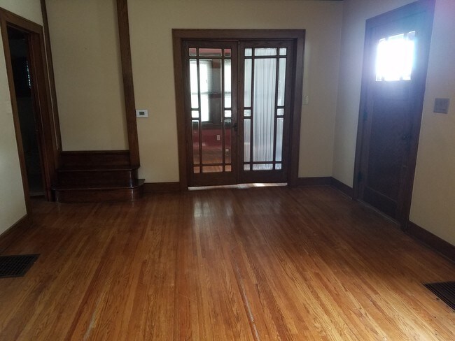 living room - 315 2nd W St