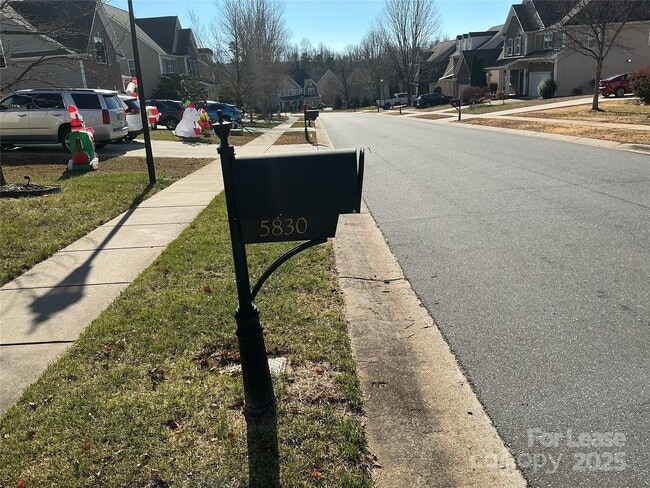 Foto del edificio - 5830 Langwell Ln