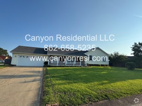 Building Photo - 301 Hawthorn Dr