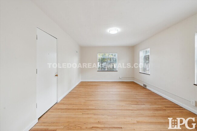 Building Photo - 2238 W Sylvania Ave