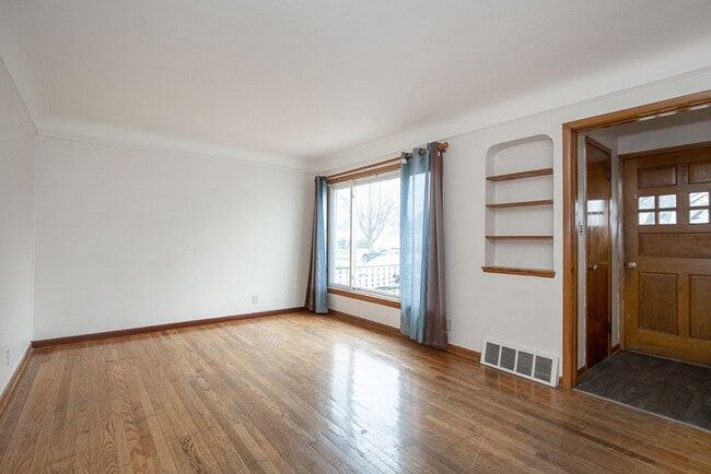 Building Photo - 3 Bedroom 2  bath Single Family Home