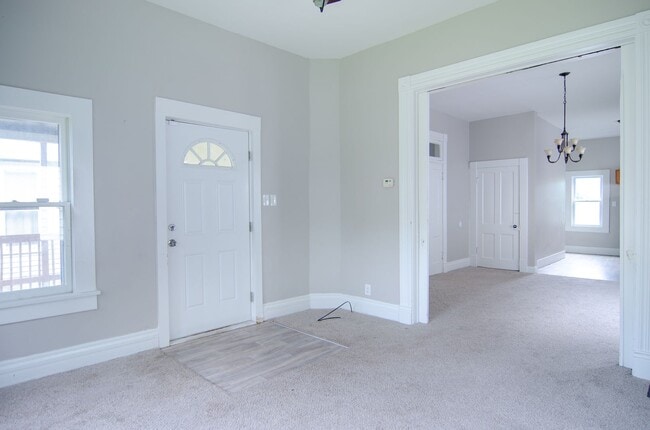 Building Photo - Large, Newly Renovated 3 Bedroom 2 Bathroom