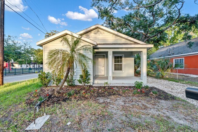 Building Photo - Enchanting 4-Bed 2-Bath Bungalow: Bradento...