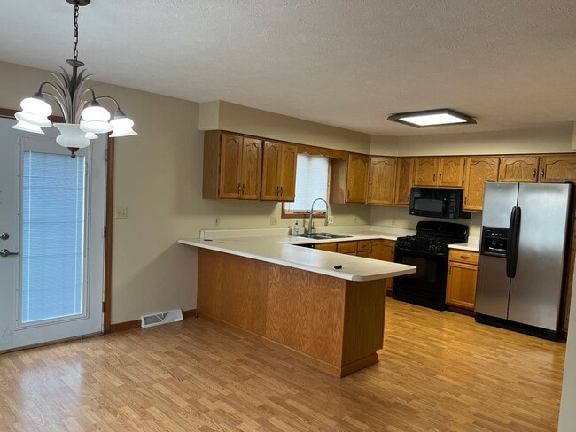 Building Photo - OPEN FLOOR PLAN AVAILABLE NOW!!