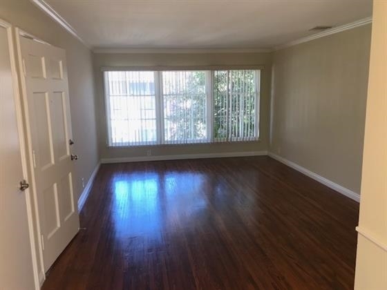 Building Photo - 314 N Hollywood Way