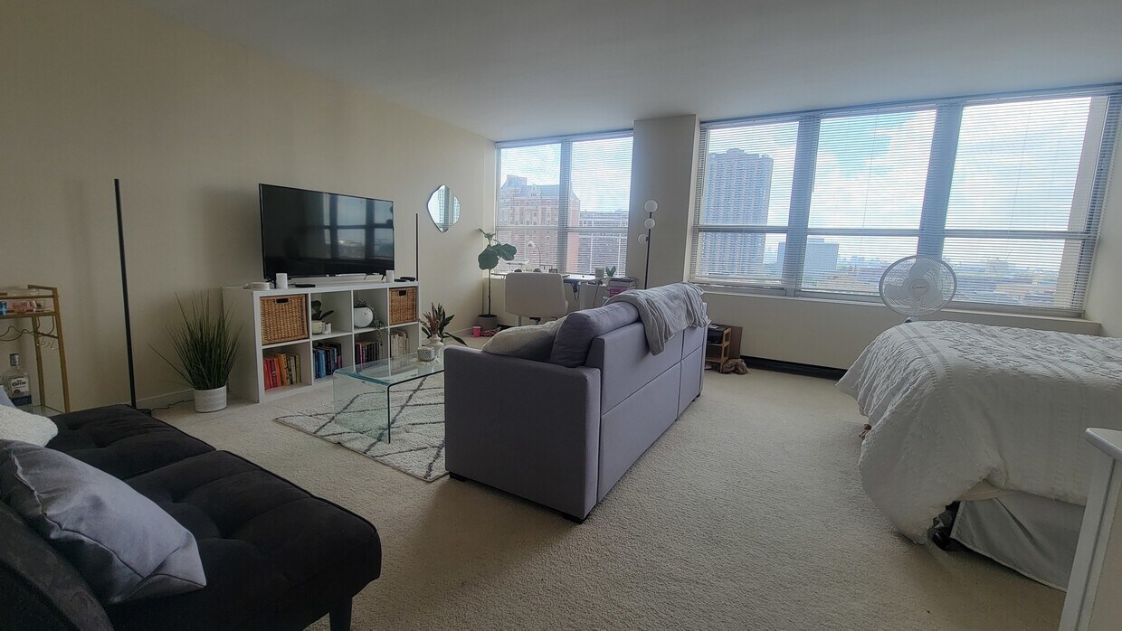 Foto principal - 655 W Irving Park Rd