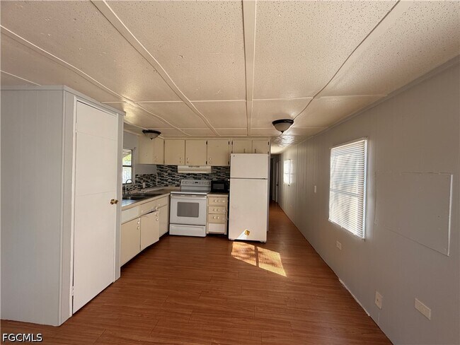 Foto del edificio - 8028 Breeze Dr