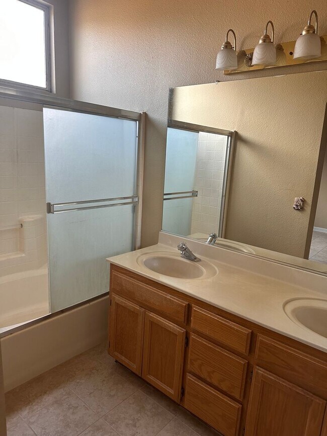 Foto del edificio - Great 4 bedroom 2 bath home