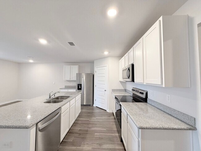 Foto del edificio - Spacious 4-Bedroom Home - Community Pool