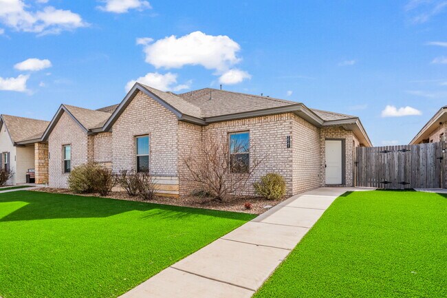 Building Photo - Low-Maintenance Luxury in a Prime Location