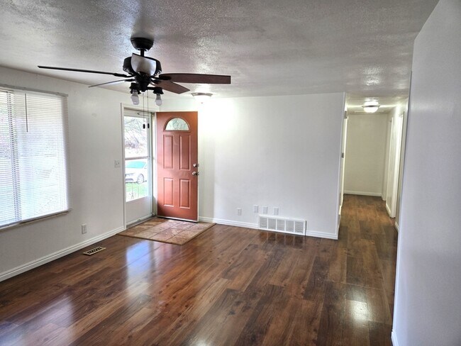 Foto del edificio - 4575 Balsam Ave