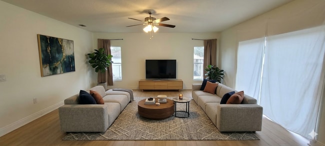 Building Photo - Spacious 4 bedroom 2.5 bathroom with loft in Poinciana!