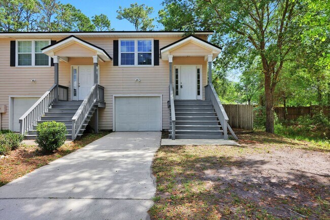 Foto del edificio - NEWLY RENOVATED 3 BEDROOM 2.5 BATHS TOWNHO...